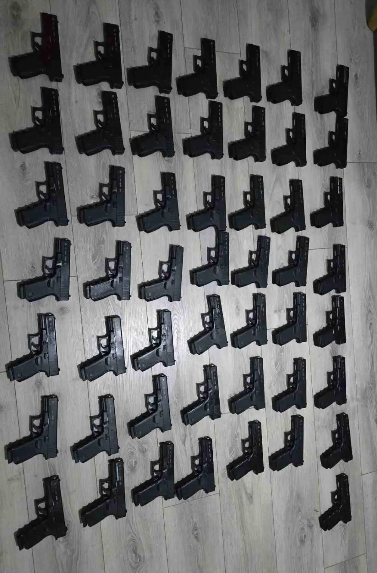 İstanbul'da gözaltına alınan kişinin evinden ve aracından 50 tabanca çıktı