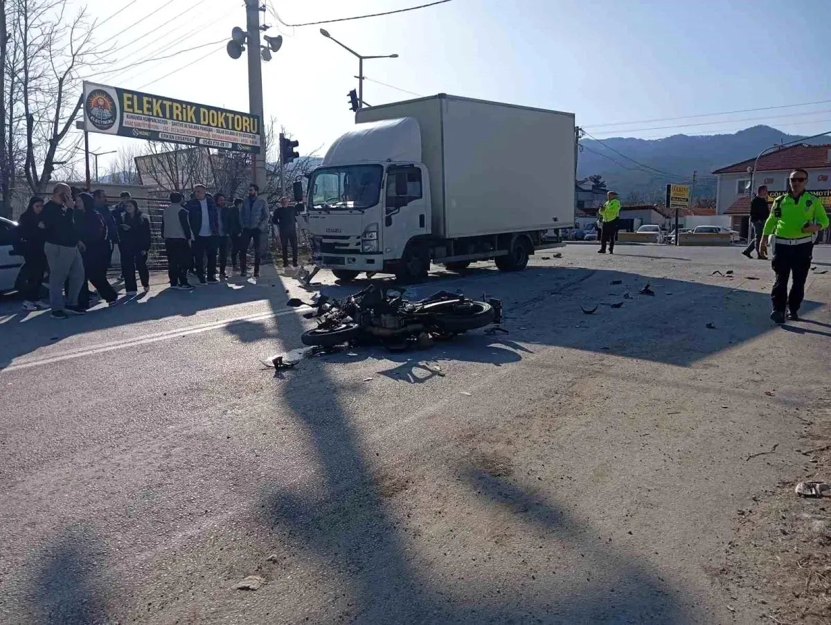 Kamyonet ile çarpışan motosikletin sürücüsü hayatını kaybetti