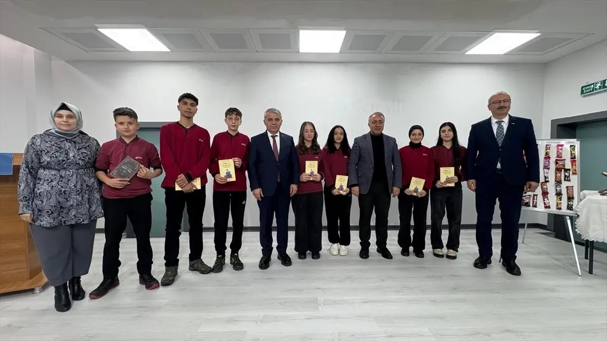 Erzurum Cumhuriyet Anadolu Lisesi kütüphanesine 182 kitap kazandırıldı