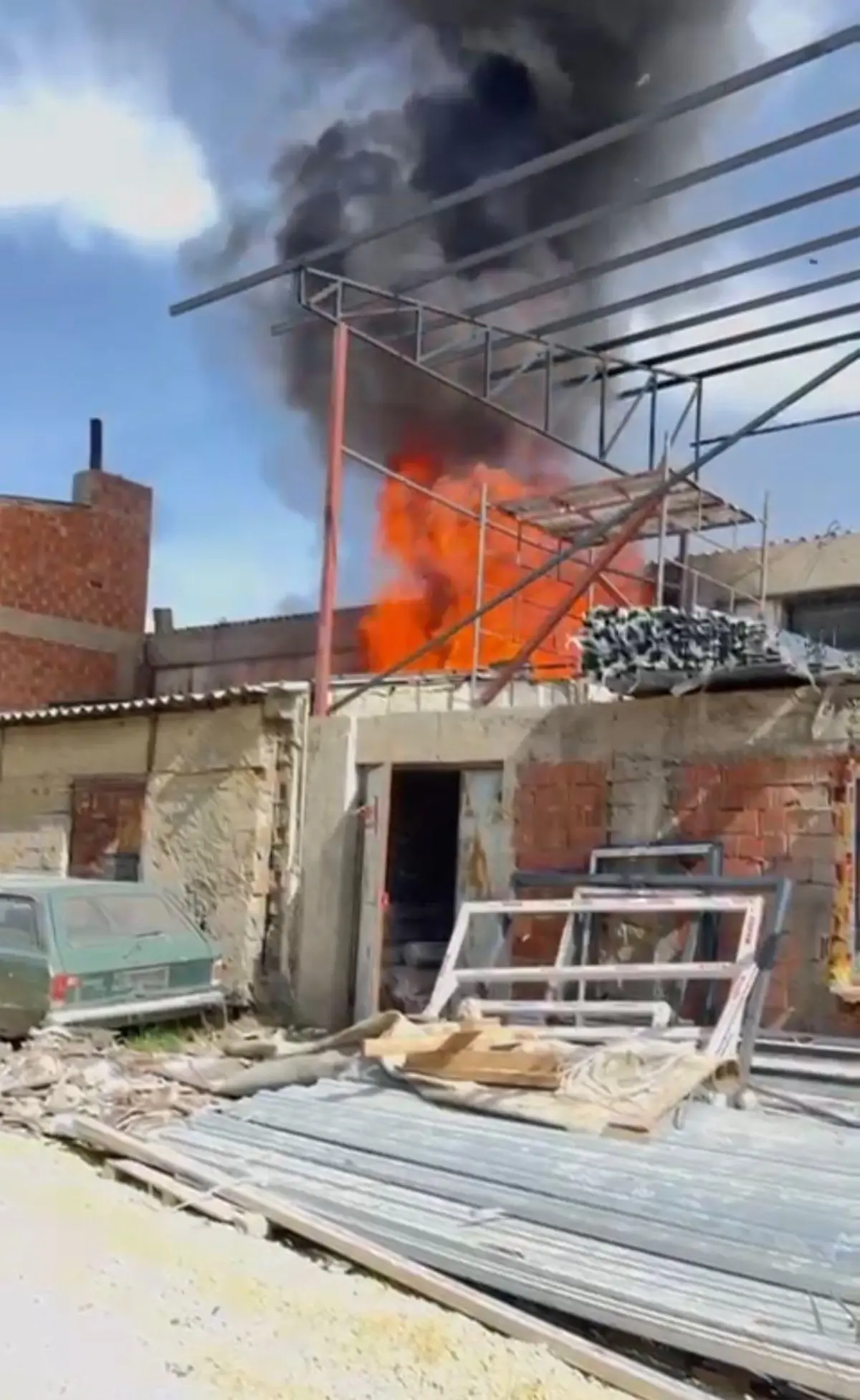 Mobilya deposunda yangın