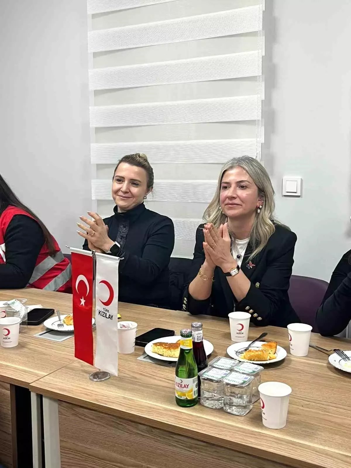 Kars'ta Kızılay'dan üniversite öğrencilerine "Anne Eli" iftarı