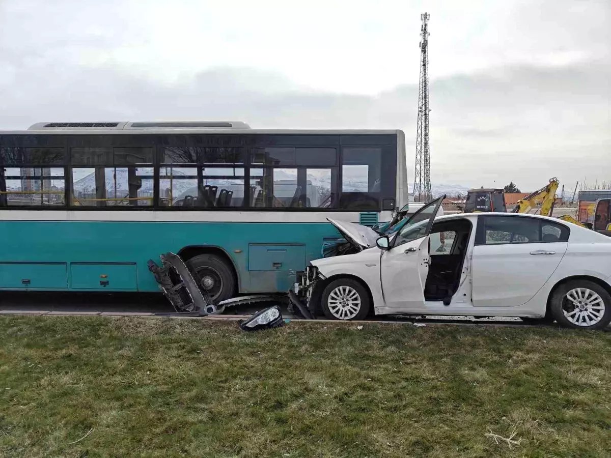 Otomobil halk otobüsüne çarptı, maddi hasar oluştu