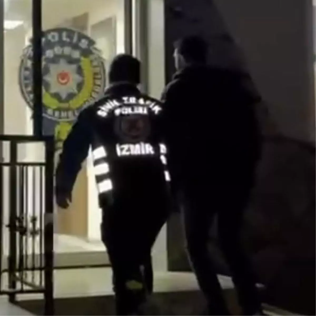 İzmir'de drift yaparken dükkana çarpan sürücü yakalandı