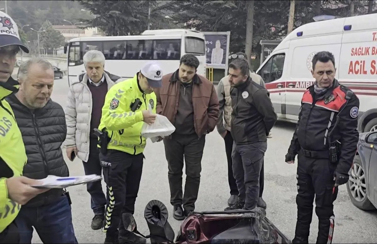 İftar vakti paket yetiştiren kurye kaza yaptı
