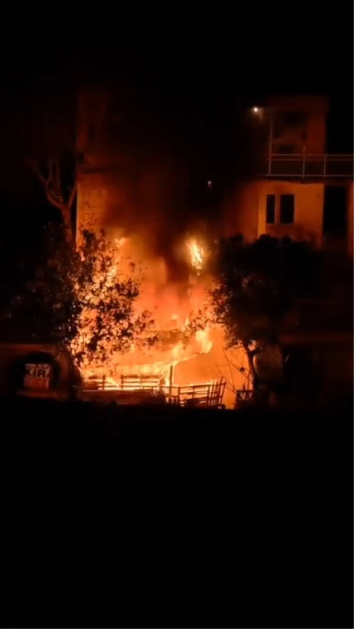 Adana'da Baraka Alev Alev Yanarak Kullanılmaz Hale Geldi