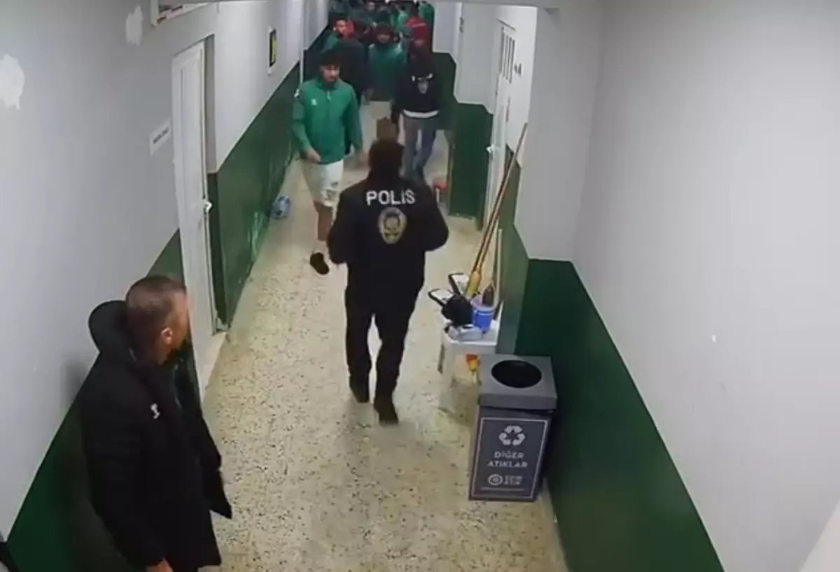 Mersin'de amatör maç öncesi çıkan kavga güvenlik kamerasında