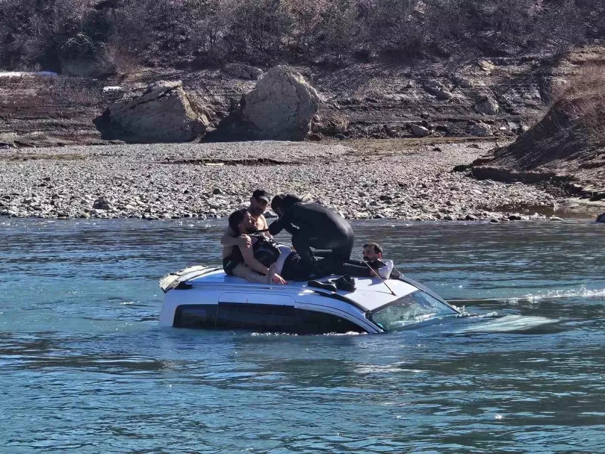 Araç baraj gölüne uçtu: 1 yaralı