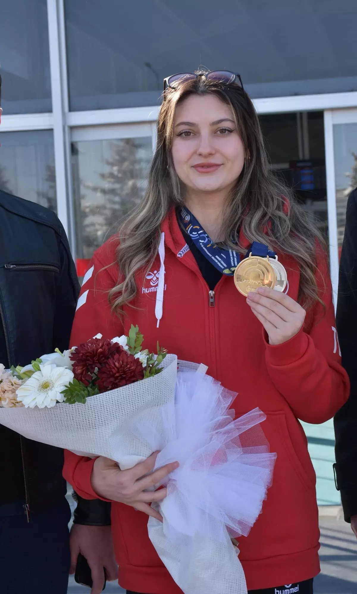 Avrupa şampiyonu olan atıcı Damla Köse, Erzurum'da çiçeklerle karşılandı