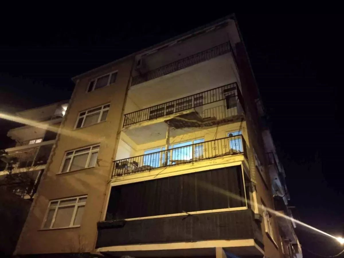 Üsküdar'da binanın balkonunda kısmi çökme meydana geldi