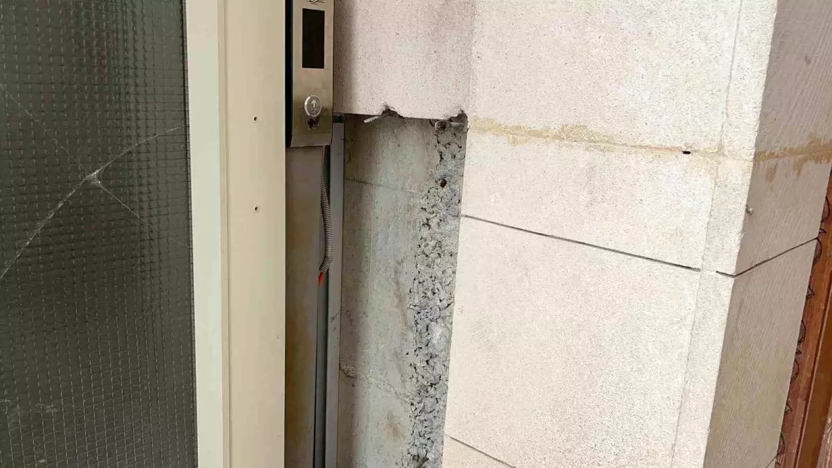 Adilcevaz'da camiye çirkin saldırı: Halılar üzerinde sigara izmaritleri söndürüldü