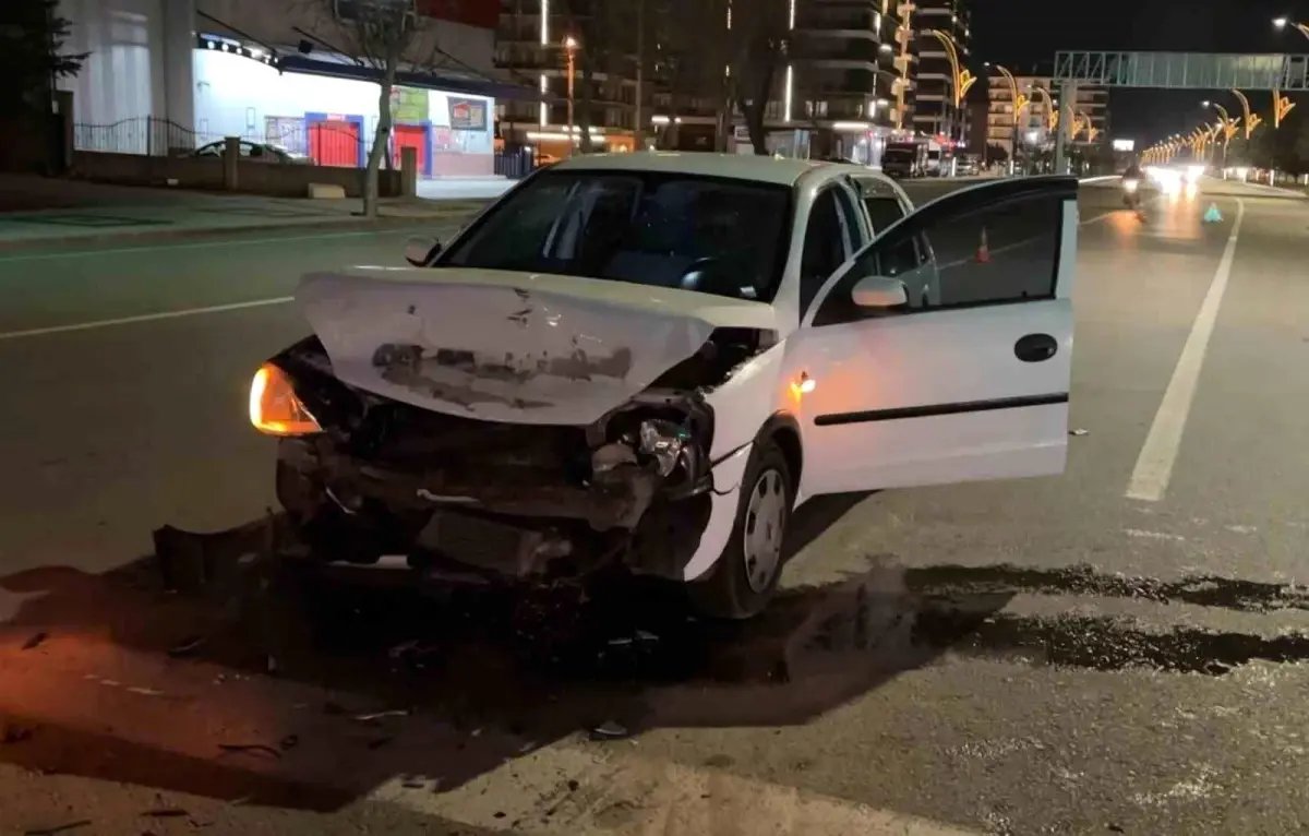 Kırmızı ışıkta bekleyen otomobile arkadan çarptı: 1 yaralı