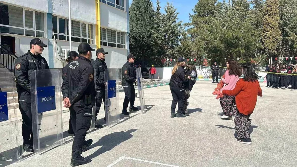 Burdur'da gerçeğini aratmayan deprem tatbikatı