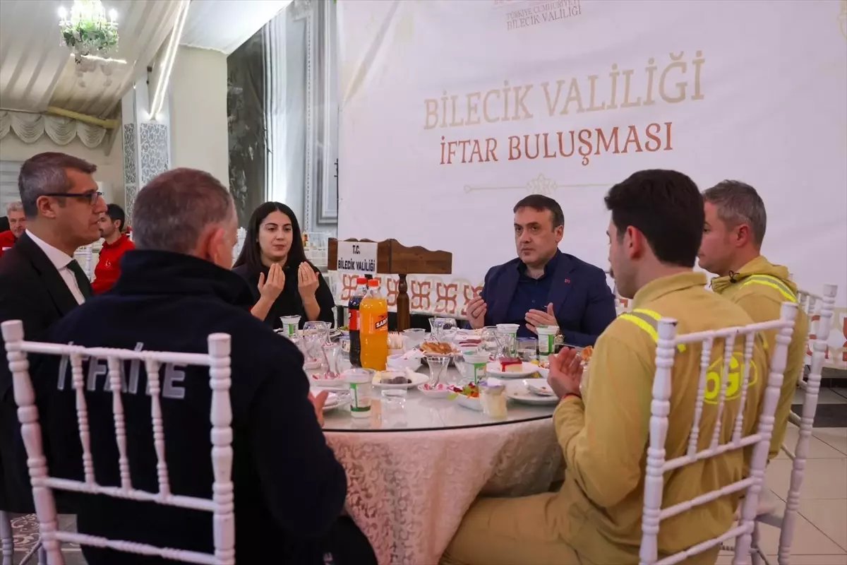 Bilecik Valisi Sözer, orman yangınlarında görev alan personelle iftarda buluştu