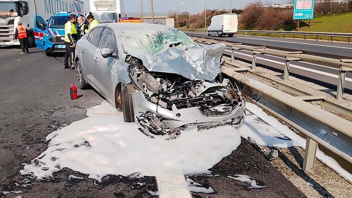 Silivri'de kamyonla otomobil çarpıştı