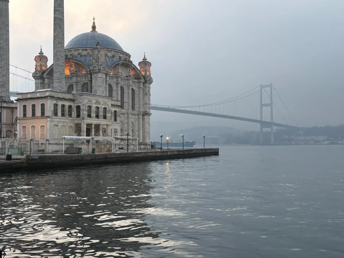 İstanbul Boğazı'nda sis etkili oluyor