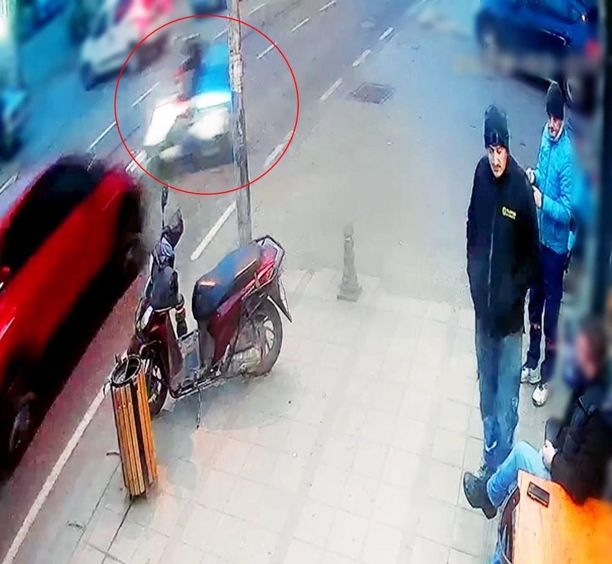 Çorlu'da otomobille çarpışan motosikletlinin yaralandığı kaza kamerada