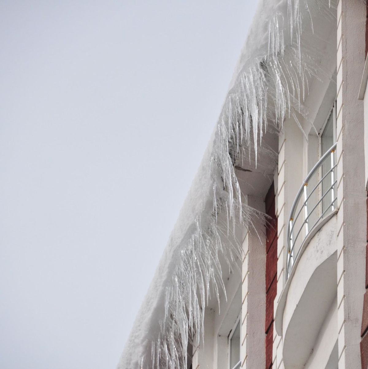 Kars'ta çatılardaki buz sarkıtları tehlike oluşturuyor