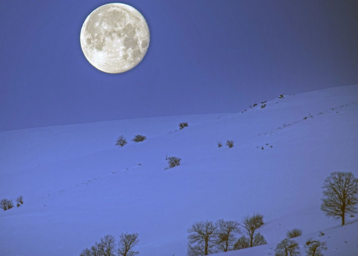 Bitlis'te karla kaplı dağların ardından yükselen dolunay görsel şölen oluşturdu