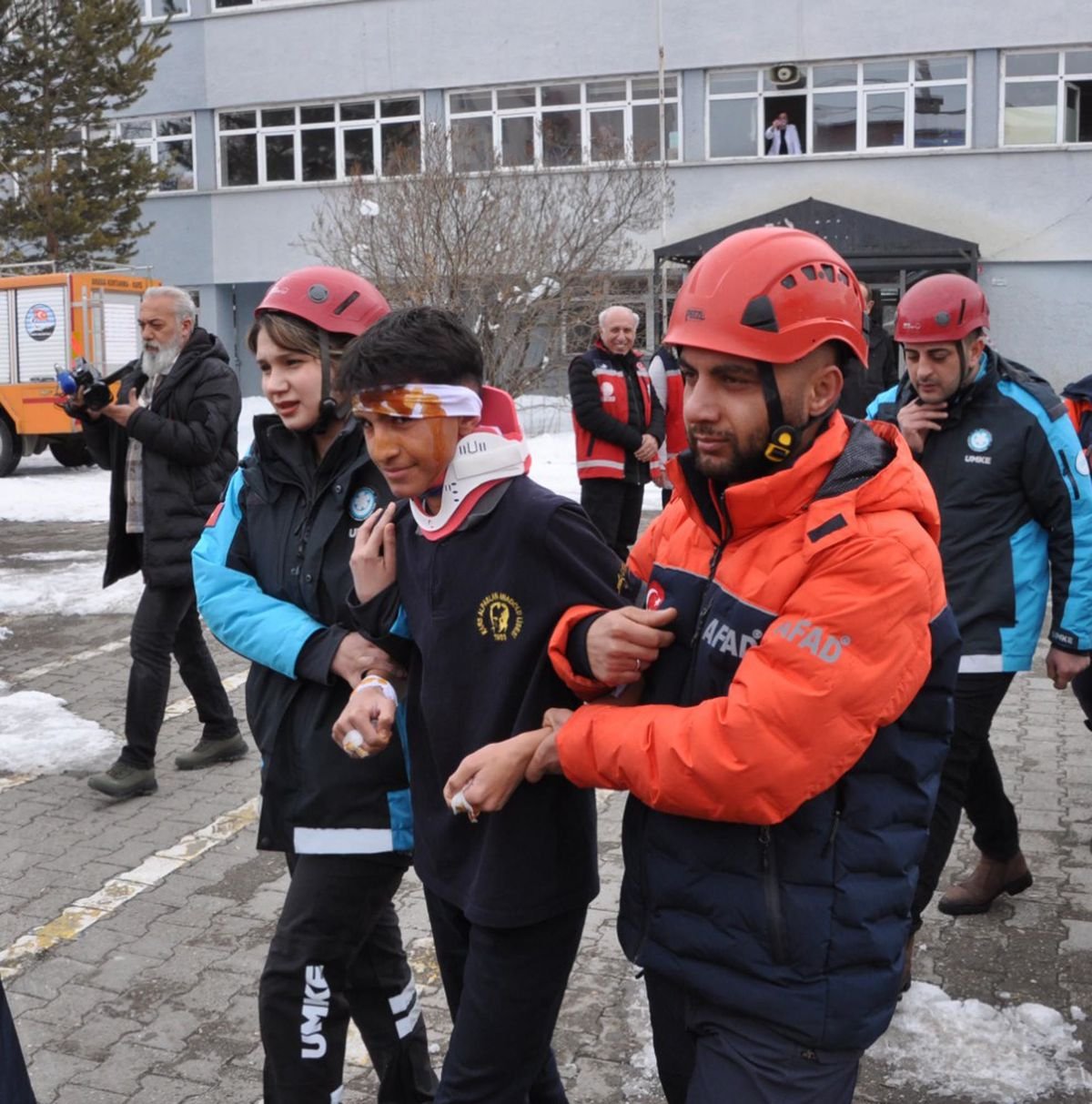 Kars'ta lise öğrencilerine deprem tatbikatı