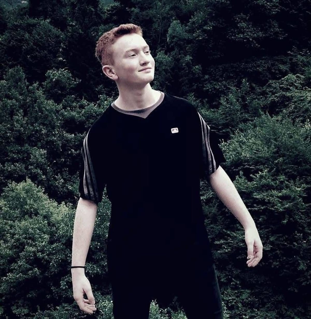 Minibüs, trafik levhası direğine çarptı; sürücü öldü, babası yaralandı