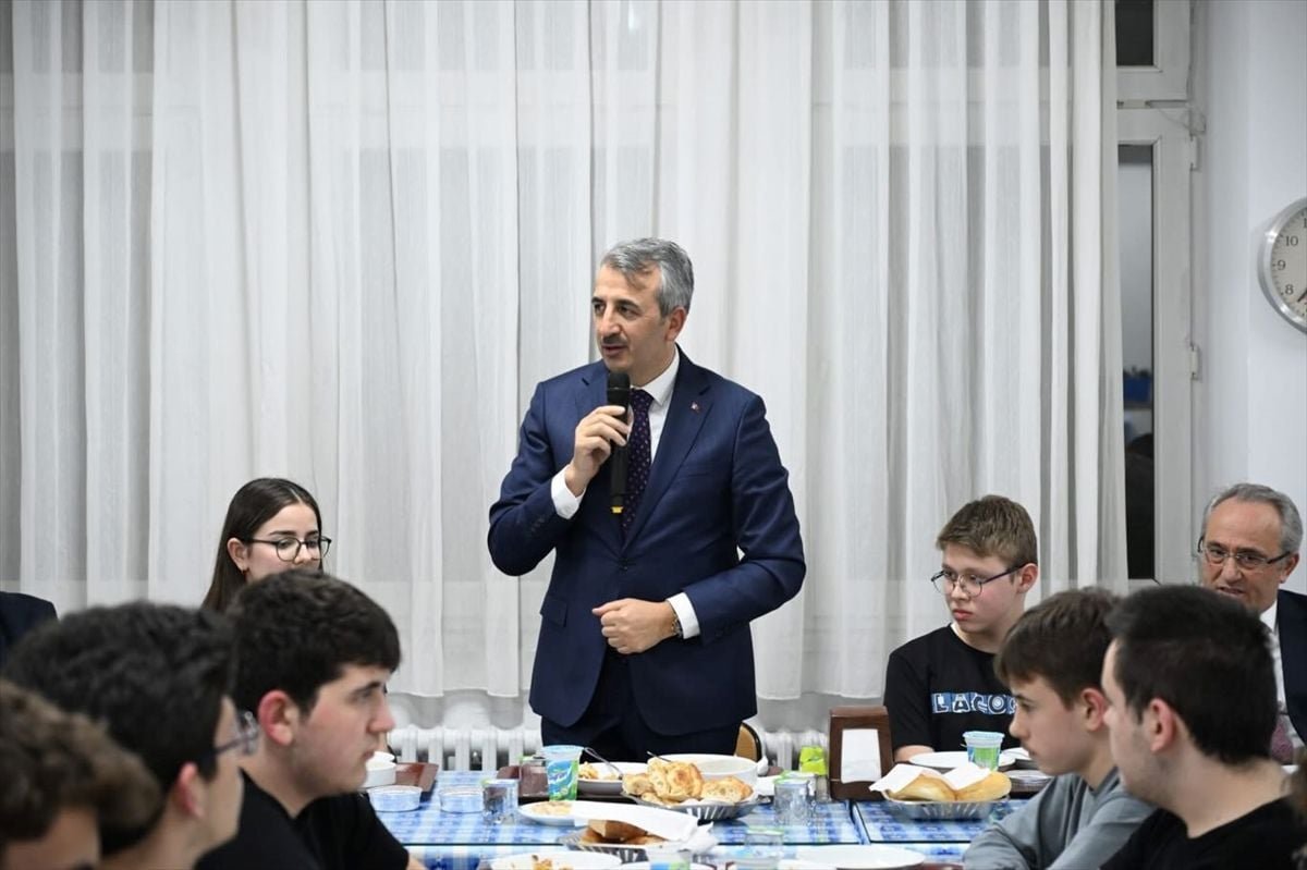 Edirne Valisi Sezer, iftar programında lise öğrencileriyle buluştu
