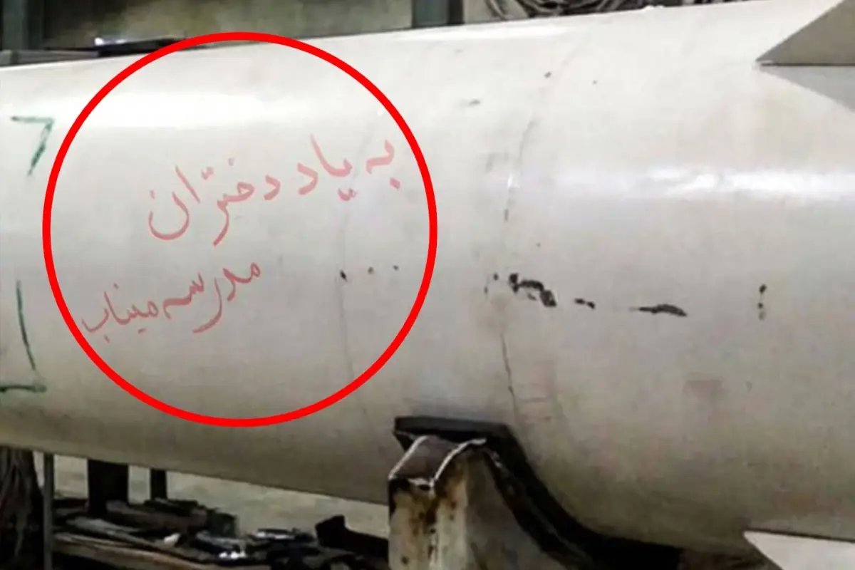 İran'dan Tel Aviv'e fırlatılan füzenin üzerine "Minab okulu kız öğrencilerinin anısına" yazıldı