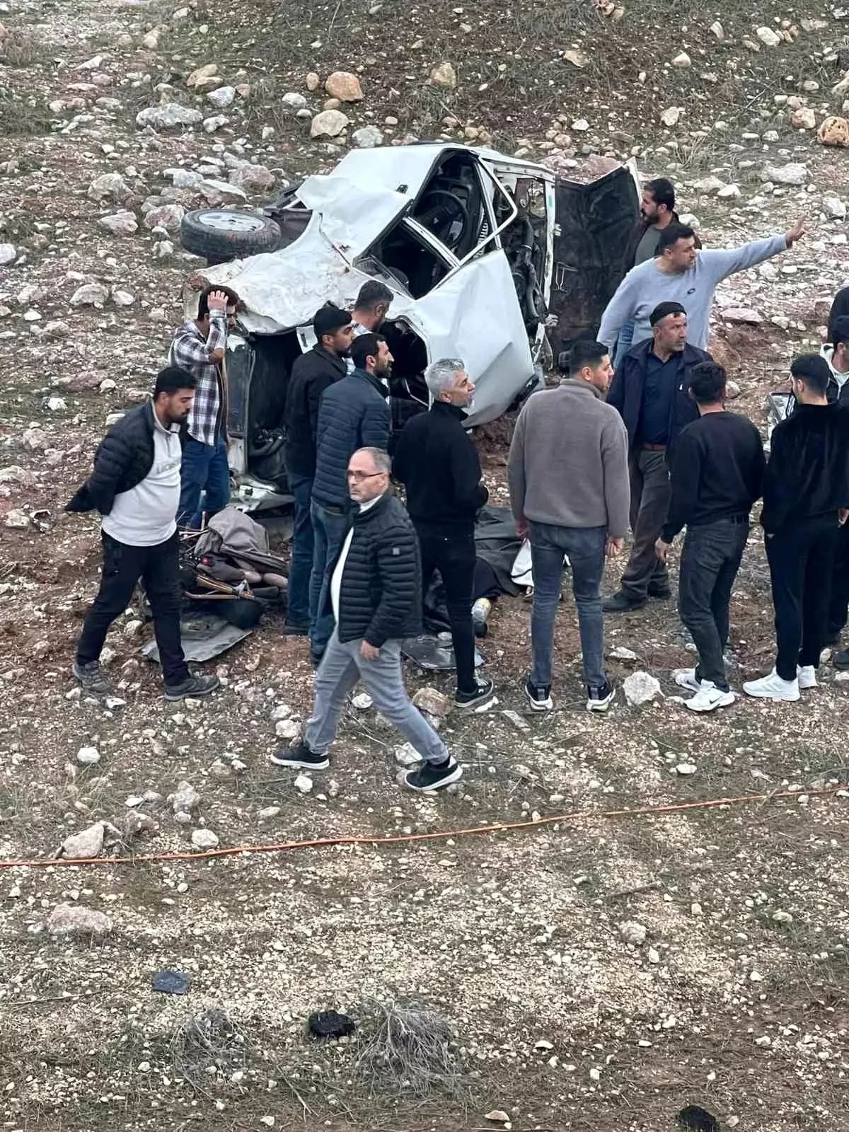 Siirt'te devrilen otomobil hurdaya döndü: 3 ağır yaralı