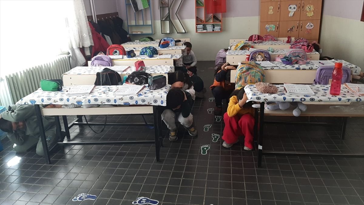 Keban'da okulda deprem tatbikatı yapıldı