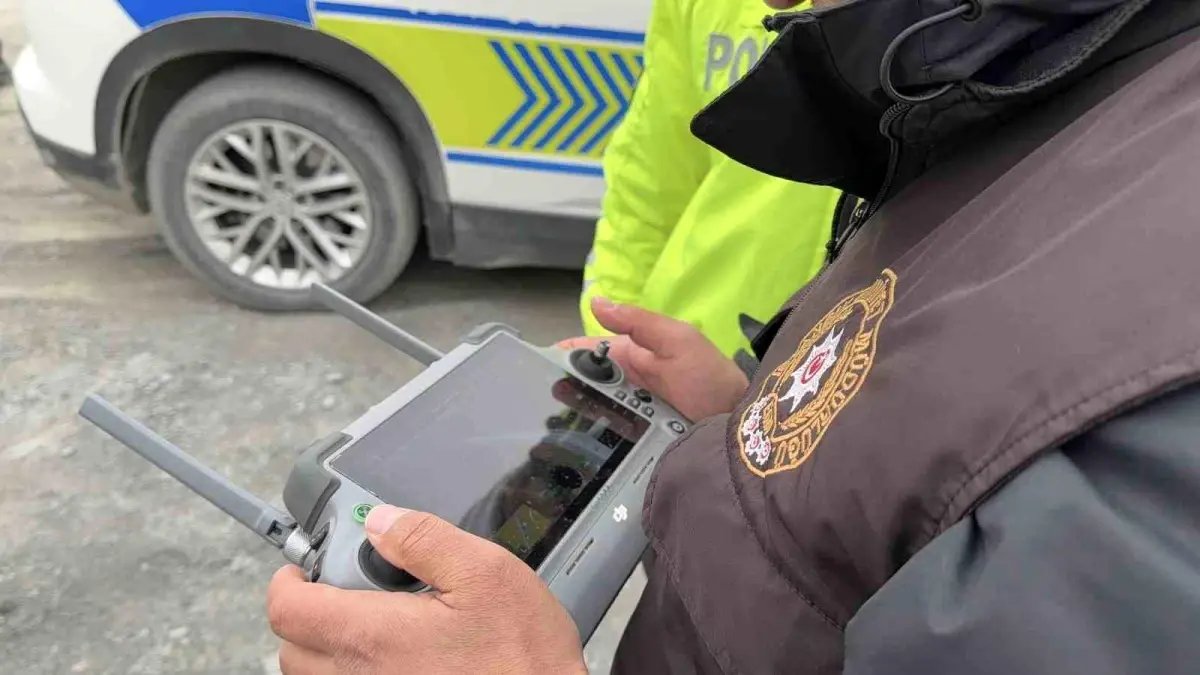 Arnavutköy'de drone destekli trafik denetimi: Hatalı sollama yapma ve ehliyetsiz araç kullanımına toplamda 96 bin 314 TL ceza