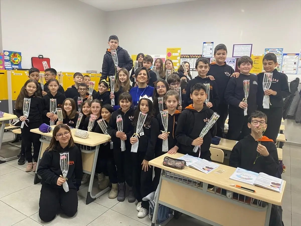 Biga'da öğrenciler, İstanbul'da bıçaklı saldırıda yaşamını yitiren öğretmenin anısına karanfil dağıttı