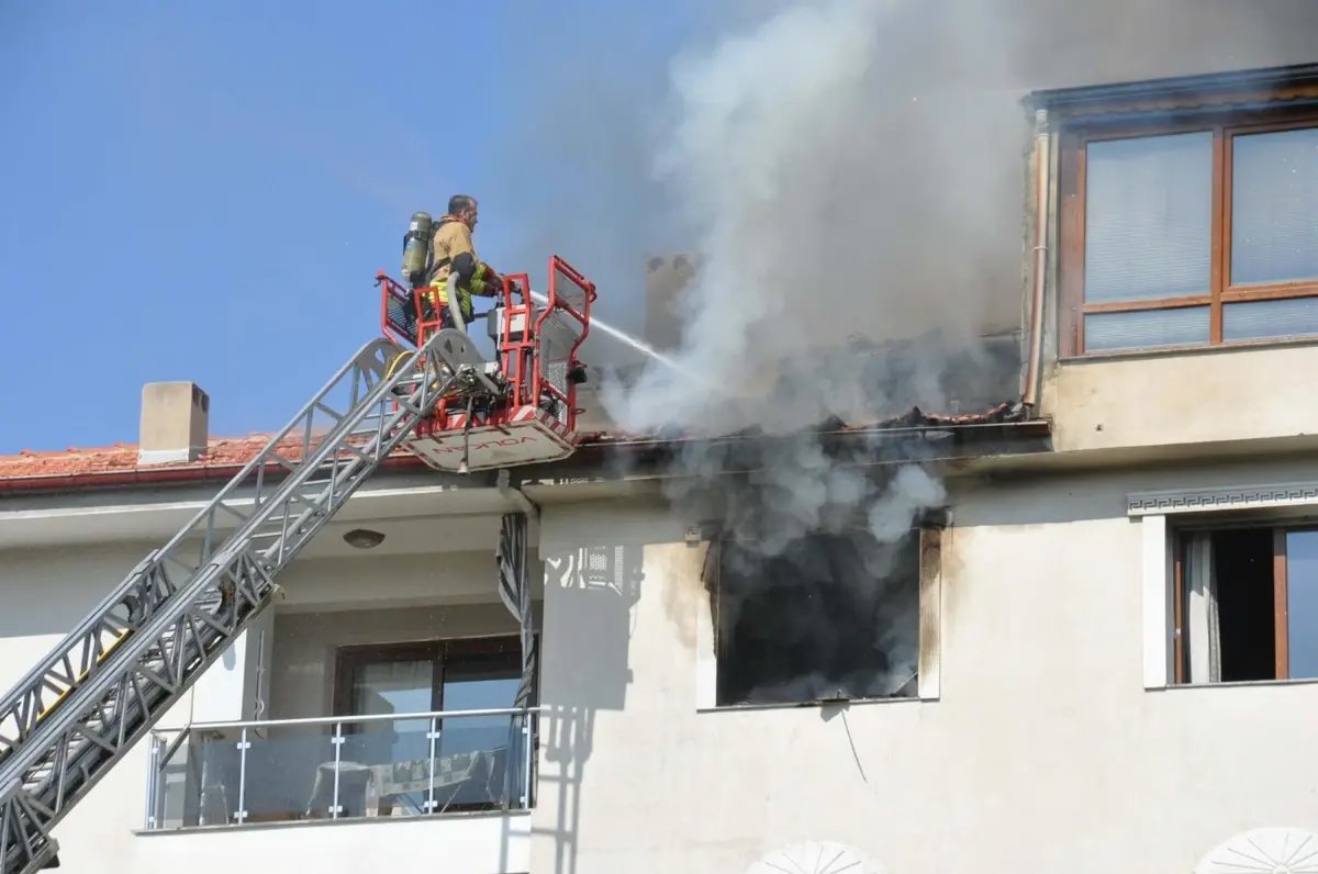 Salihli'de 4 Katlı Binada Yangın Çıktı