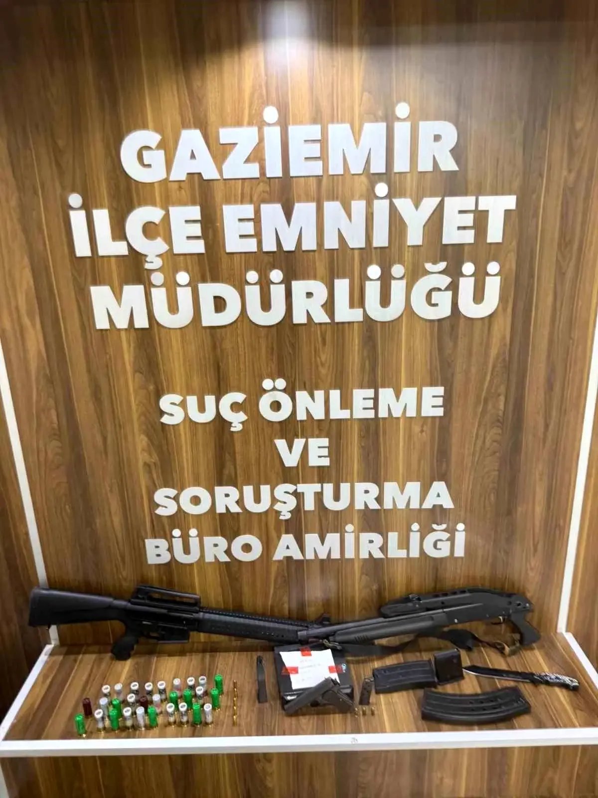 İzmir'de gasp ve yağma iddiasıyla 3 şüpheli yakalandı