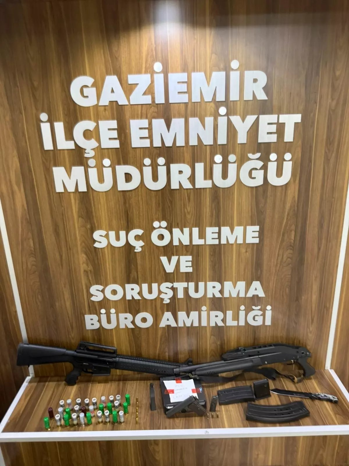 İzmir'de darp ve zorla sözleşme imzalatma iddiasına 3 gözaltı