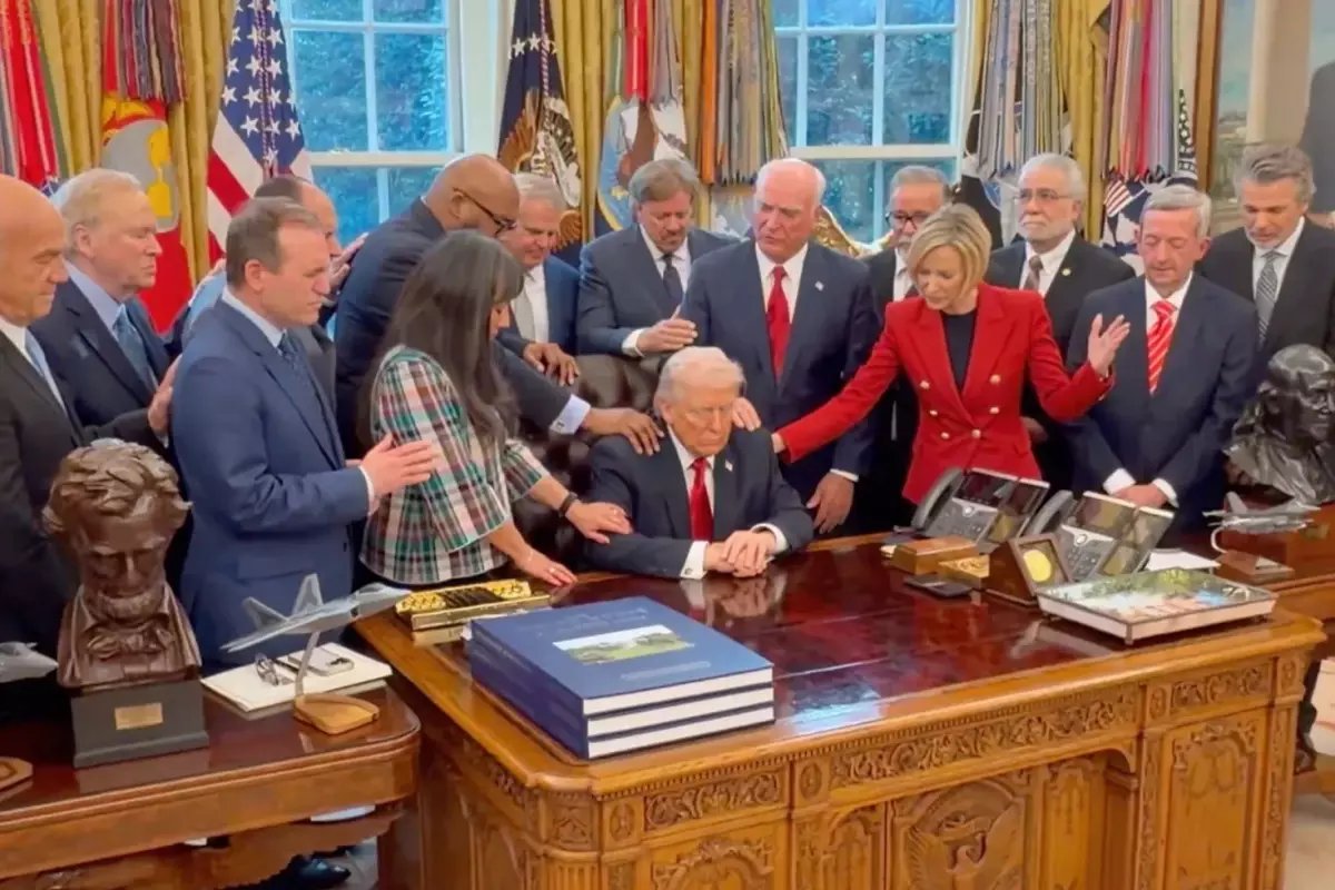 Oval Ofis'te toplanan Evangelist papazlardan Trump'a toplu dua