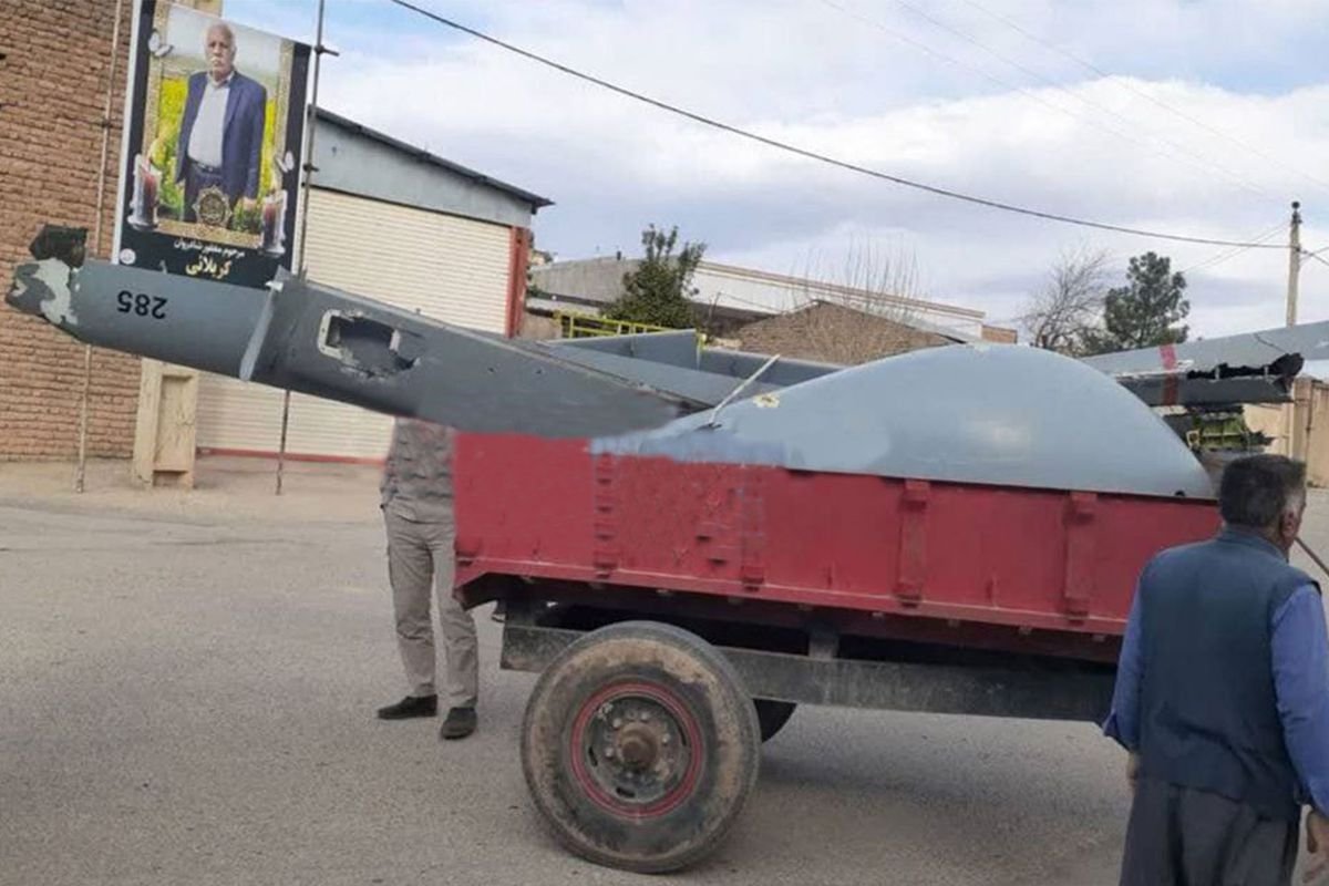 İran'da düşürülen İsrail İHA'sı traktörle sokak sokak taşınarak sergilendi