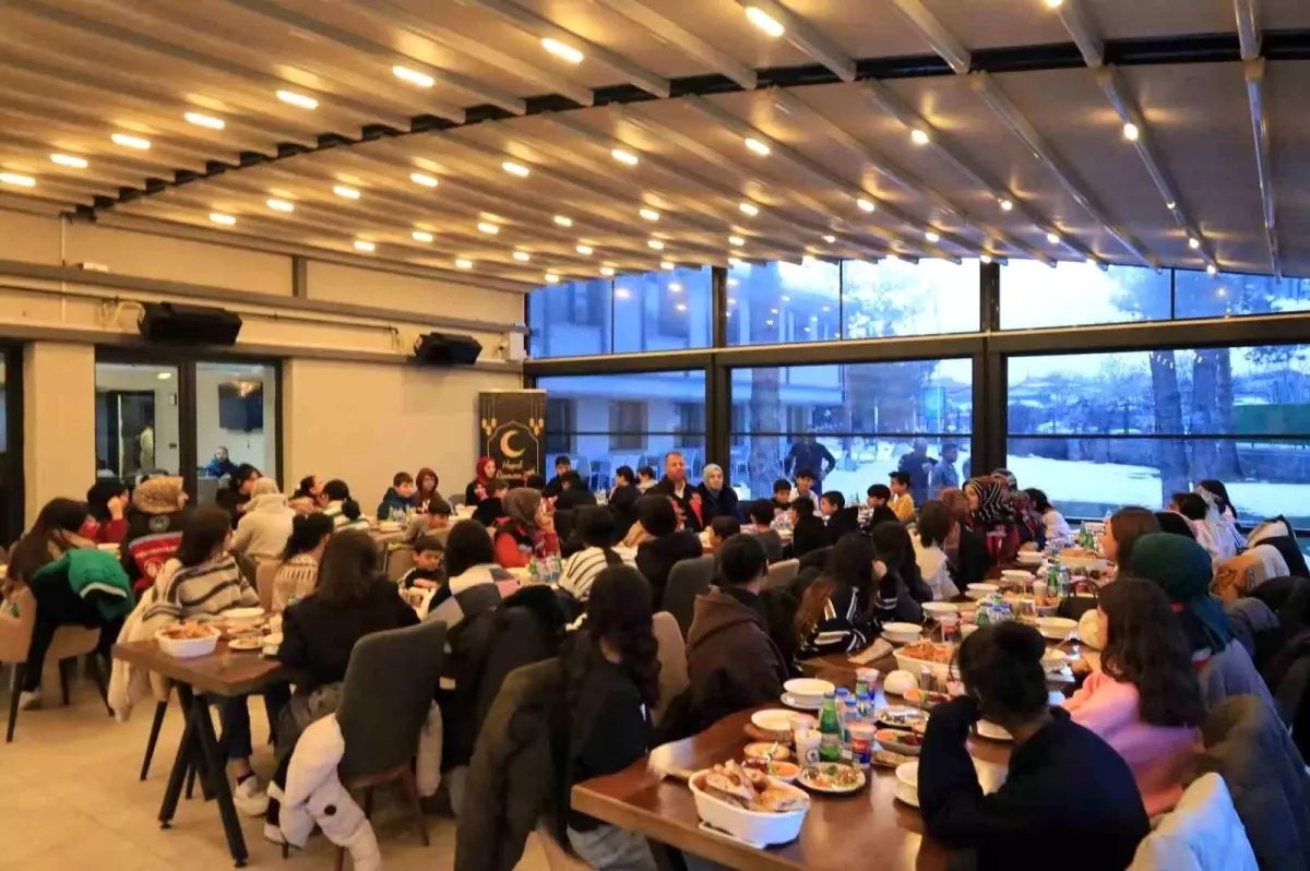 Erzincan'da Dünya Yetimler Günü dolayısıyla iftar programı düzenlendi