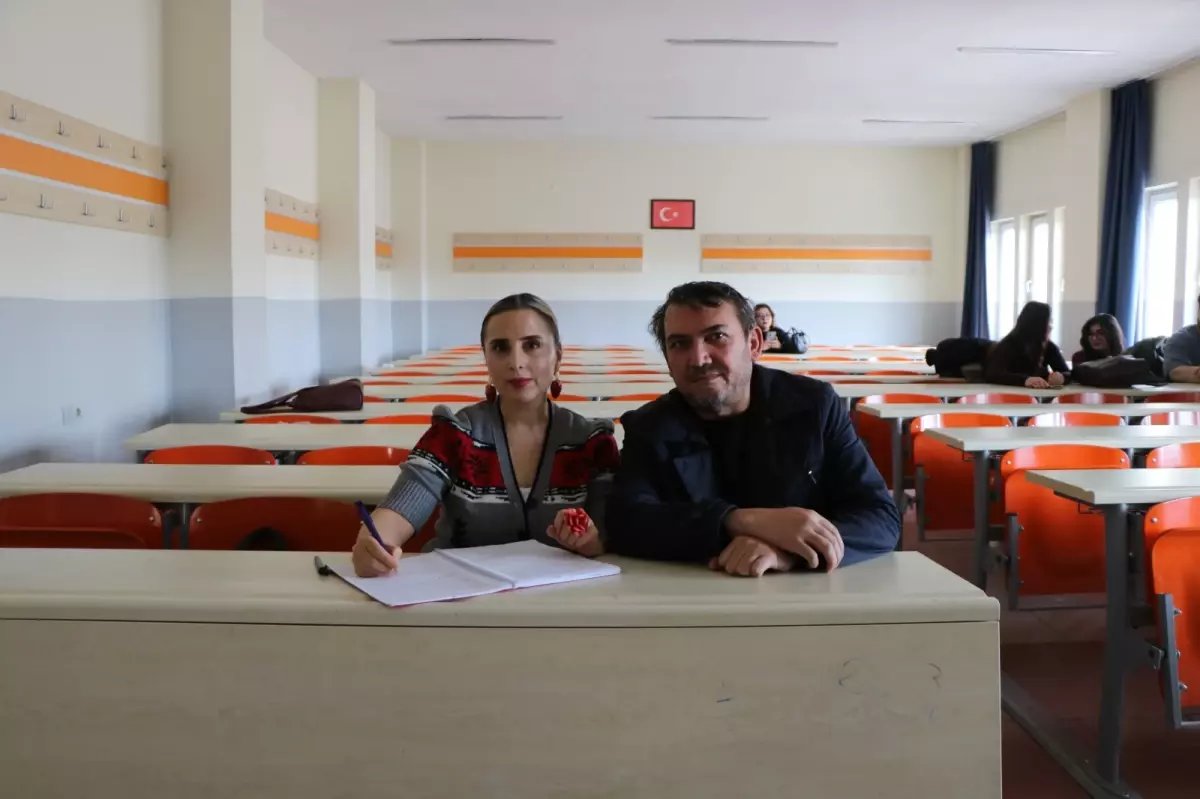 Kayseri'de 27 yıldır evli çift, üniversitede sıra arkadaşı oldu