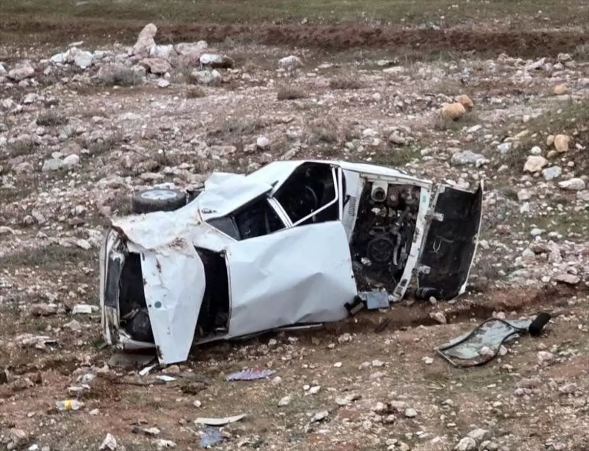 Siirt'te devrilen otomobildeki 3 kişi yaralandı
