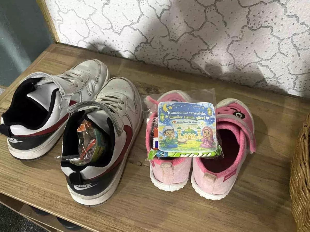 Teravih sonrası ayakkabılardan çıkan hediyeler çocukları sevindirdi