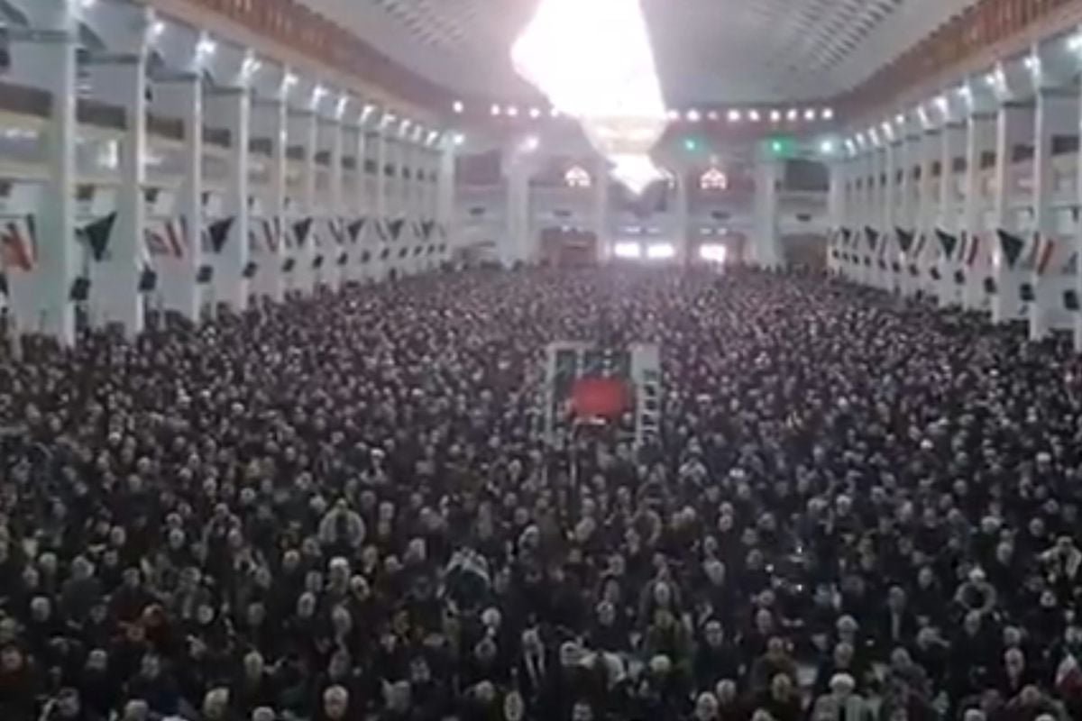 Tebriz'de binlerce kişinin katılımıyla cuma namazı kılındı