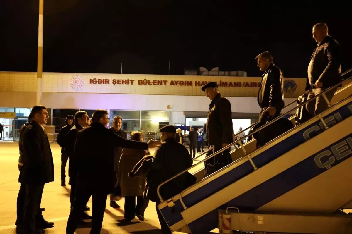 Bakü-Nahçıvan seferini yapan yolcu uçağı saldırı nedeniyle Iğdır'a indi