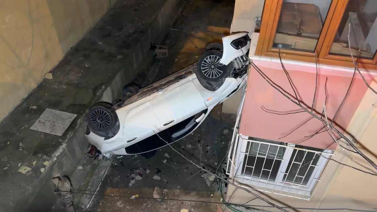 Avcılar'da otomobil 8 metre yüksekten bina boşluğuna düştü