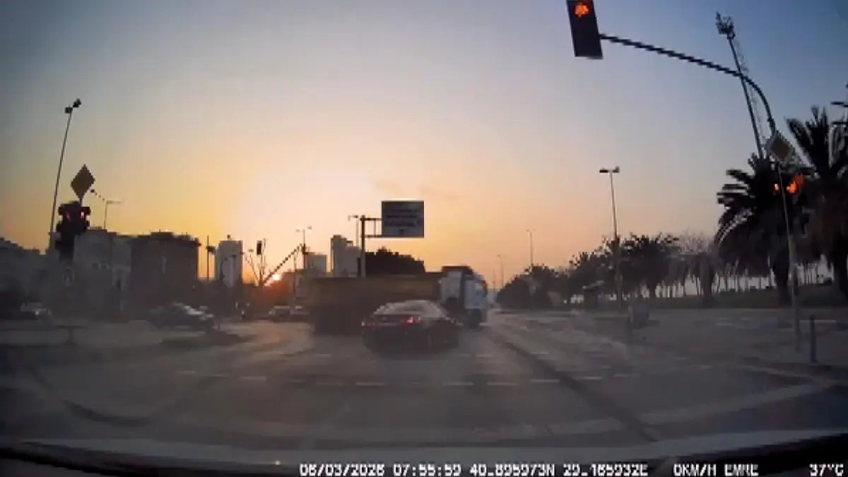Kartal'da kırmızı ışıkta geçen otomobil TIR'a çarpıp durağa daldı