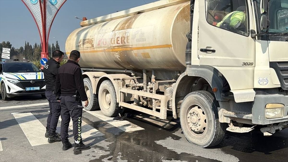Kocaeli'de su tankerinin çarptığı 17 yaşındaki yaya ağır yaralandı