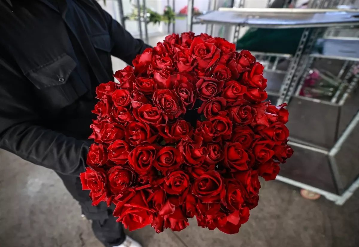 Renk cümbüşüne dönen çiçek mezatlarını Kadınlar Günü heyecanı sardı