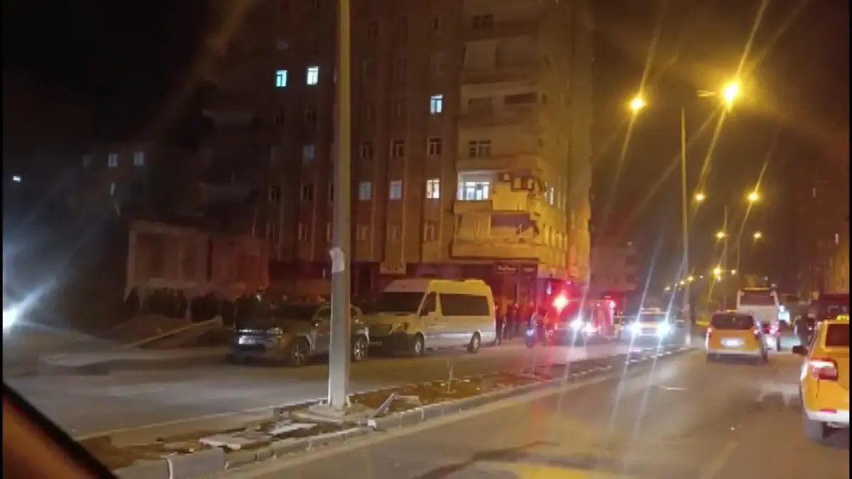 Zeminde kayma olduğu iddiasıyla 8 katlı bina tahliye edildi