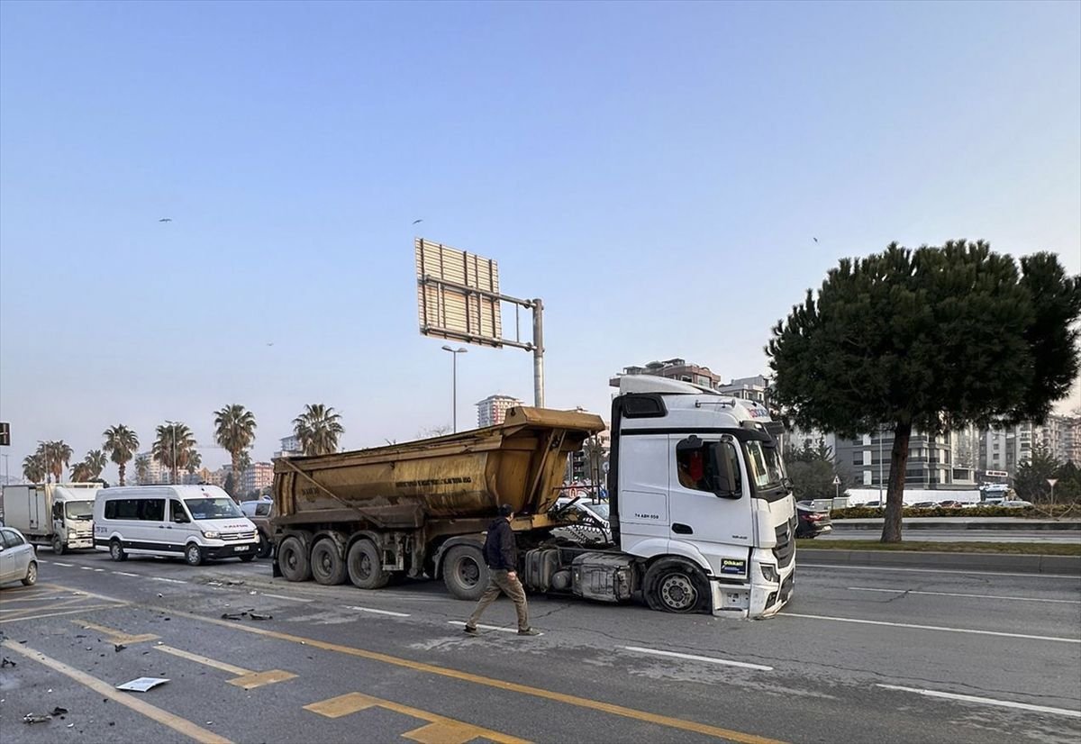 Kartal'da otomobilin kamyona çarpıp durağa girmesi araç kamerasında