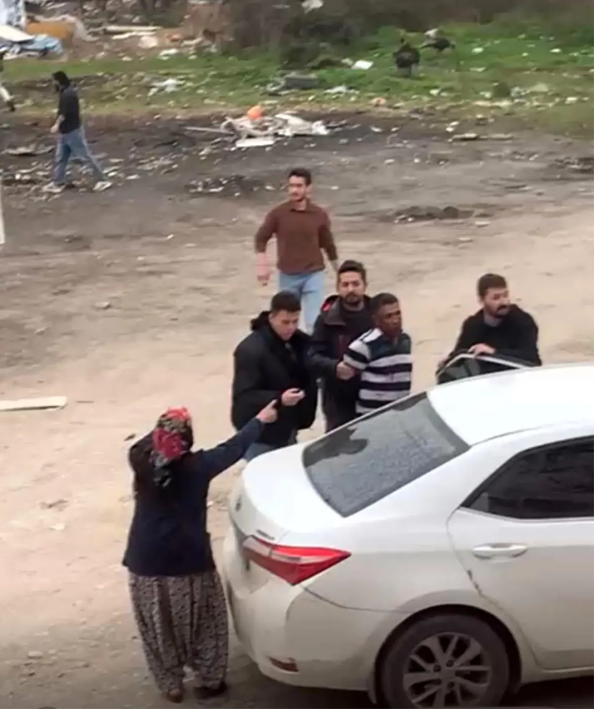 Sakarya'da hareketli dakikalar: Firariyi vermemek için polise direndiler