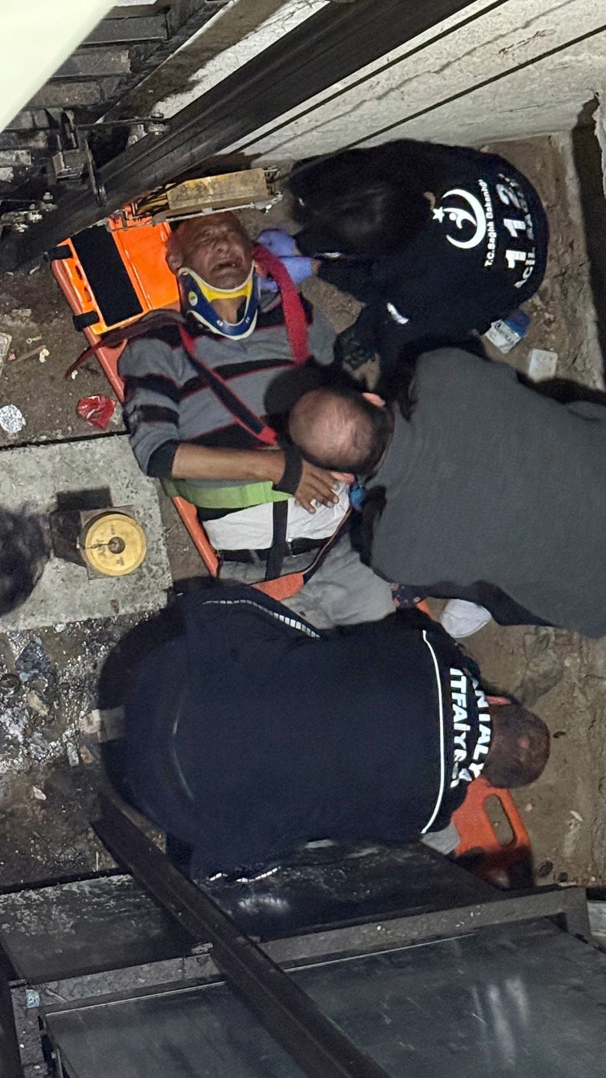 Asansörün kapısını açınca 5 metreden boşluğa düştü