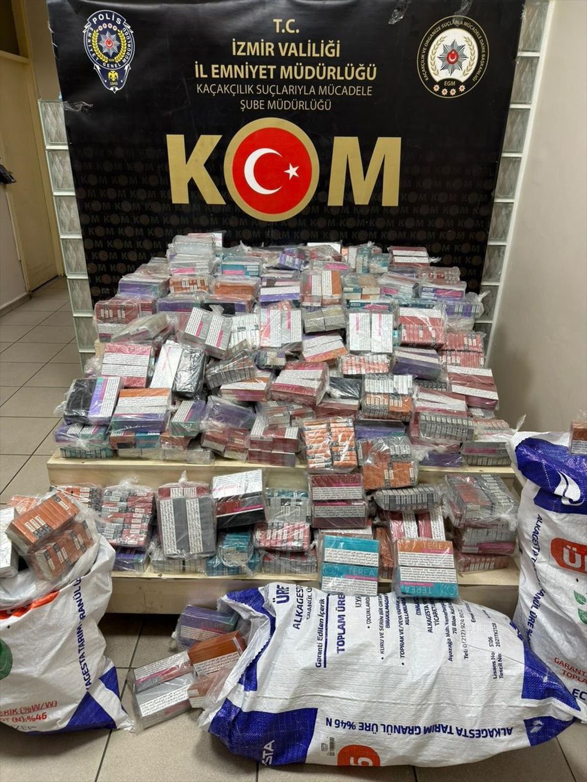 İzmir'de lastiklerin içerisine gizlenmiş 8 bin 500 paket kaçak sigara ele geçirildi